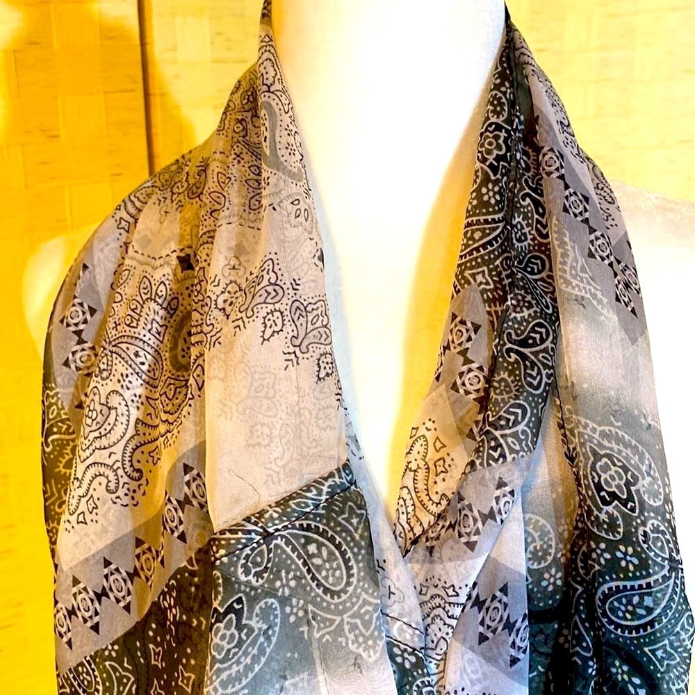 BLACK & WHITE PAISLEY SUMMER INFINITY SCARF -  GUC - Picture 5 of 5